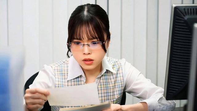 「これは経費で落ちません！」いつも地味で生真面目で領収書を突っ返してくる経理部のOLがデリヘル嬢で痴女だった。宮本さん編【配信限定】 宮本聡美 サンプル画像 1