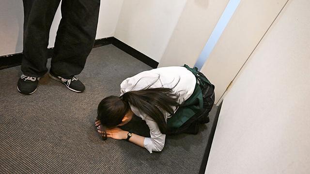 接客態度の悪さを売りにして流行っているレストランの店員が度を過ぎていたのでバイト後に待ち伏せ注意（SEX）。3日で従順な接客（肉便器）になりました 宮城りえ サンプル画像 8