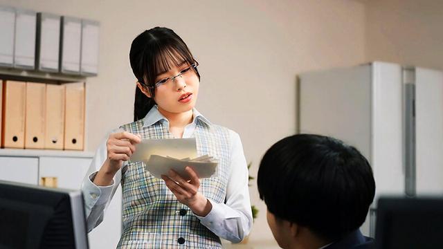 「これは経費で落ちません！」いつも地味で生真面目で領収書を突っ返してくる経理部のOLがデリヘル嬢で痴女だった。 サンプル画像 3