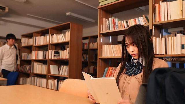 地味で無口な図書委員とセックスしまくった話。『何で？私、感じちゃってるの？？もしかして、いっぱい見て欲しいの？（※心の声）』 瀬戸ひなこ サンプル画像 2
