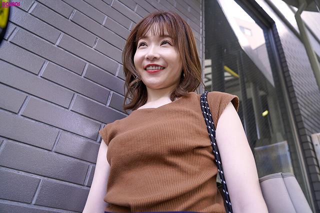 素人妻が一般大学生の自宅にコンドーム1つ渡され一泊一度のゴム姦では満足できず宿泊中2度もガチ中出しを許してしまう騎乗位でチクオナするあざと可愛い美乳妻 まりさん 33歳 サンプル画像 2