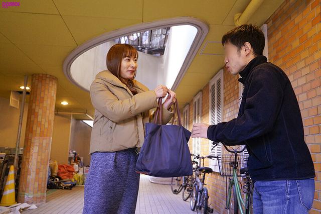 素人妻が一般大学生の自宅にコンドーム1つ渡され一泊一度のゴム姦では満足できず宿泊中2度もガチ中出しを許してしまう騎乗位で嬉ションを撒き散らす敏感妻 じゅんさん33歳 サンプル画像 20