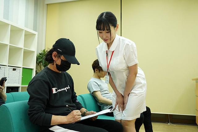 爆乳の変態痴女ナースが大人しそうな患者を狙って夜な夜な徘徊ザーメン搾り取り 真仲涼音 サンプル画像 3