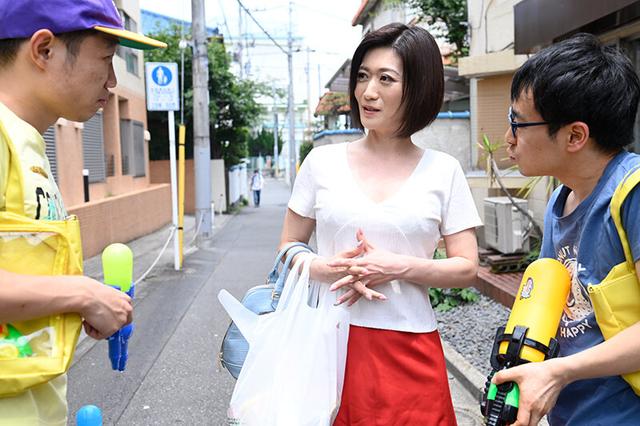 息子の友達のマセガキ共に性処理させられザーメンまみれの母親～三ツ瀬祐美子 サンプル画像 1