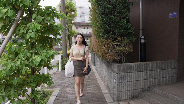 セックスレスで性欲を持て余した美人妻がデカ尻から溢れる色気を漂わせてさりげなく誘惑してくる 紗々原ゆり サンプル画像 2