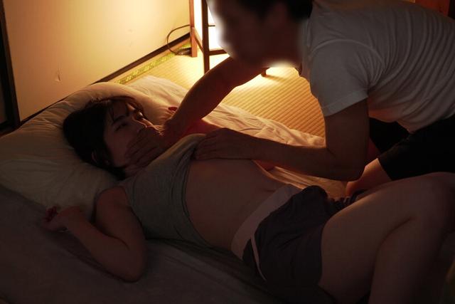 親戚の家に引き取られて変態義父のオモチャにされているショートカット美人姉妹 もなみ鈴・姫野らん サンプル画像 2
