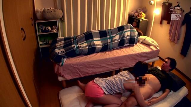 彼女の妹は肉食系のヤリたがり小悪魔女子校生！？ すぐそこにお姉ちゃんがいるのに淫語を囁きながら誘惑してくるので、本能のまま生ハメセックスしたら喘ぎ声が大きすぎてバレそうになっちゃいました。 サンプル画像 11