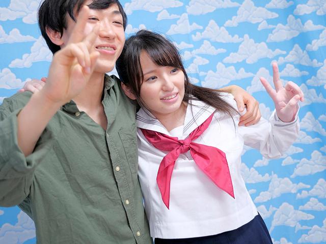 私立の女子校でずっと温室育ちのお嬢さんが挑戦！？ ラップ1枚隔てて男友達のチ○ポに欲情し素股体験させちゃいました♪ サンプル画像 1