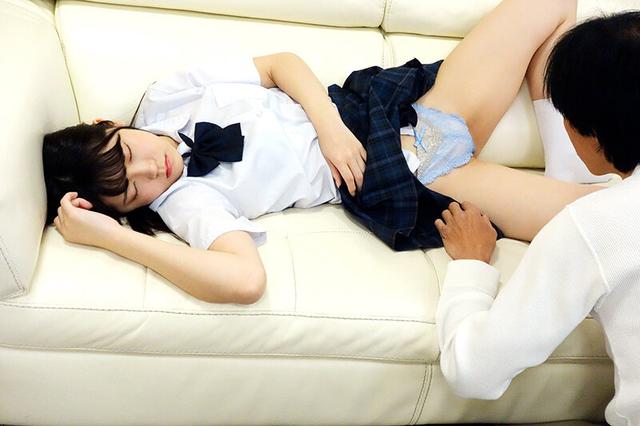 寝ている女子校生の妹にイタズラしていたら逆に生ハメを求められて、もう発射しそうなのにカニばさみでロックされて逃げられずそのまま中出し！9 サンプル画像 6