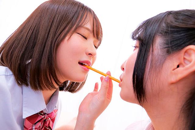女子校生が家で女子会していたら女だけのレズ王様ゲーム→女王様ゲームに！ サンプル画像 1