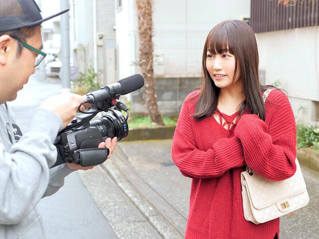 池袋で見つけた心優しい働くお姉さん 童貞くんのオナニーのお手伝いのつもりがセックス練習ってことで素股していてヌルっと入って筆おろし！？ 篠宮ゆり サンプル画像 1
