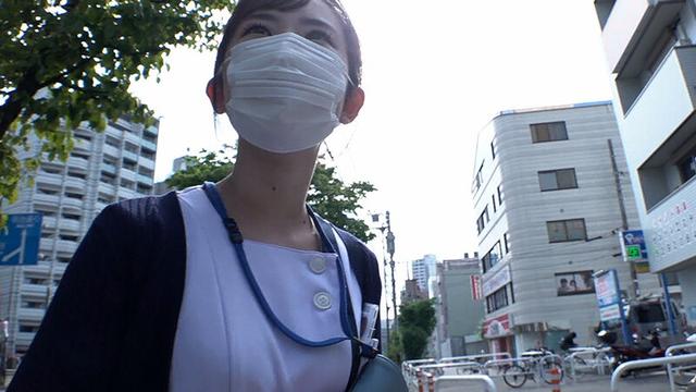 完全顔出し現役ナースをガチナンパ！白衣の天使がEDに悩む男を改善！ギン勃ちしたら喜んで中出しセックスまでさせてくれました！ 神野ひな サンプル画像 7