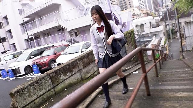 素人ナンパ 代々木でみつけたウブな女子校生に18cmメガチ〇ポを素股してもらったら、こんなにヤラしい事になりました。 永野鈴 サンプル画像 8