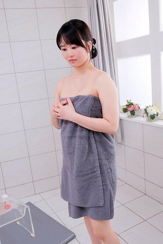 素人奥様ナンパ 童貞君の包茎チ○ポむいて洗ってあげてもらえませんか？ 久しぶりに見るギンギンチ○ポに発情！優しく筆おろしセックスしてくれました！ 三舩みすず サンプル画像 1