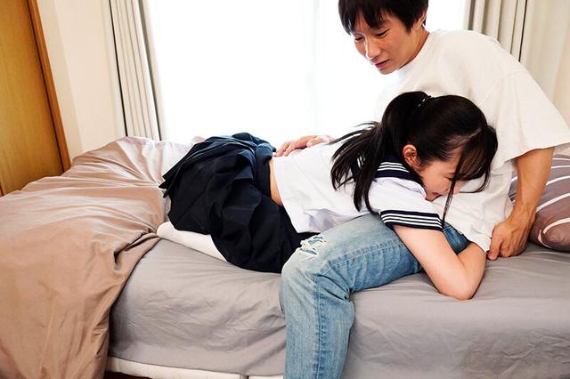 久しぶりに会った姪っ子は小悪魔痴女っ娘になっていた！！ 無邪気に抱きついてくる姪っ子。でも成長してかわいくなった姿に大コーフン！なのにオチンチン大きくなった！と跨ってきて…！ 神野ひな サンプル画像 2