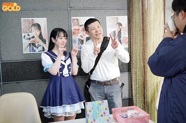 デリヘル呼んだら潮対応のアイドルと遭遇！ 「キスもした事が無い」と言っていたのに風俗で働いていたので 内緒にする代わりに本番OKさせてイッもヤメない追撃お仕置ピストン 月見若葉 サンプル画像 1