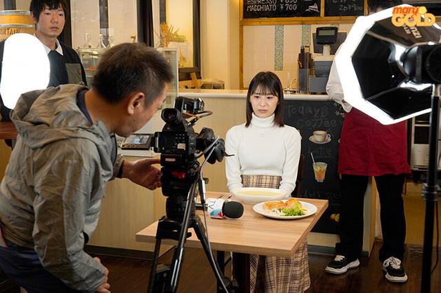 ディレクターとロケ帰り相部屋に…。大雪で帰れなくなった新人女子アナが粘着中年オヤジチ○ポに何度も何度もイカされ相性良すぎて朝まで絶倫性交 松下りこ サンプル画像 3