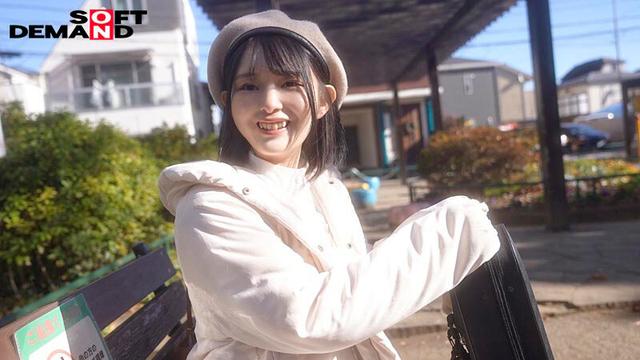 【初撮り】八重歯がキュートなちっぱい女子大生 ヴァイオリンが趣味の温室育ちな箱入り娘はエロい事に興味津々 147cmの童顔で生意気なお嬢様は最近AVで見た乳首舐め手コキをやってみたい ゆら・21歳【圧倒的4K映像でヌク！】 紬希ゆら サンプル画像 3