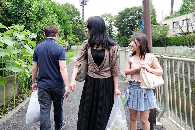 窓から侵入した男に眠ったままチ●ポを挿入され真昼間から汚されるダッチワイフ女子大生 由良かな サンプル画像 1