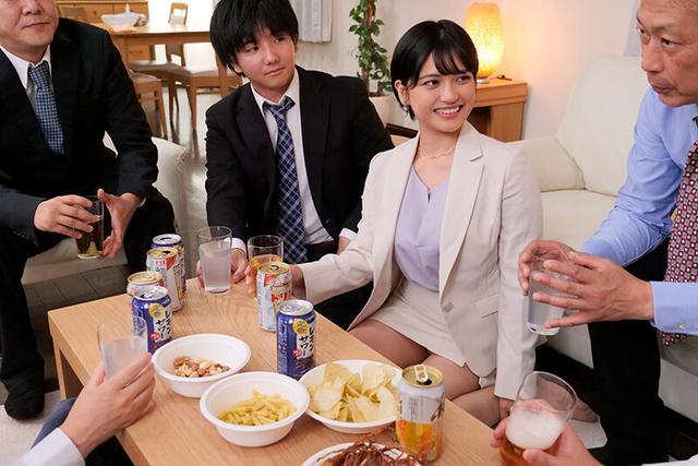 自宅3次会NTR悪ノリした上司にのせられてチ〇ポ当てゲームをした人妻 天晴乃愛 サンプル画像 8