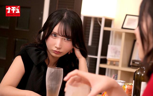 合宿の夜、こっそり布団の中で何度もイカセてレズに目覚めさせてしまった同級生に数年後…夫が近くにいるのに密着スロー乳首舐めでレズ返しされた私 サンプル画像 12
