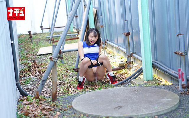 「おしっこ見るの好きなら舐めてみる？」野ションを覗かれた男を捕まえ飲尿クンニさせる運動部女子 サンプル画像 3