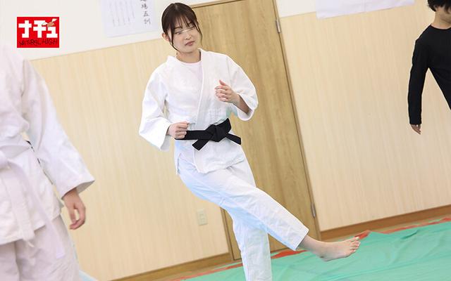 運動部女子羞恥2 練習中にハメ潮するほど突きまくれ！ ～柔道部～ 色白純朴女子 サンプル画像 2