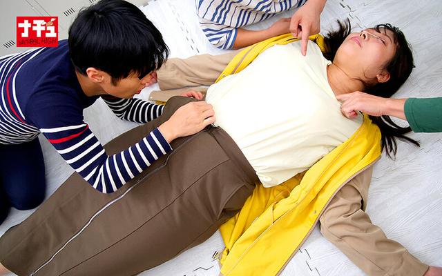 水泳スクール見学ママ中出し 大人の巨乳を貪る男子たち 身長170cm/Hcup水泳部ママ サンプル画像 4