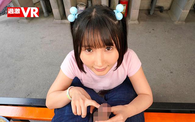 【VR】周りに声をかけられても…親子のフリして座位っぱ！つるつる天使にノーパンま○こを見せられ騎乗られちゃった僕 サンプル画像 5