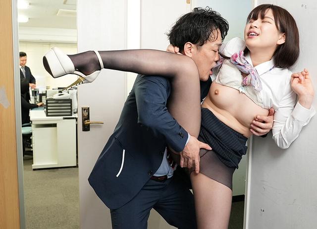 黒パンスト新人OLのプリ尻に誘われてオフィスでパンスト破ってヤッちゃった！/ここな友紀 サンプル画像 9
