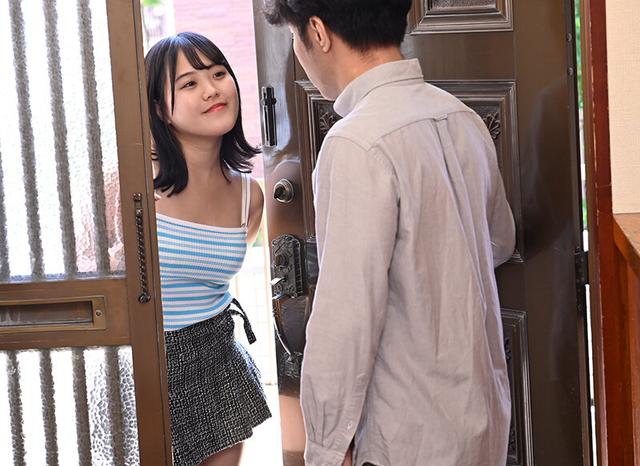 隣に越してきたヤリマン娘がミニスカパンチラで誘ってる 水卜麻衣奈 サンプル画像 1