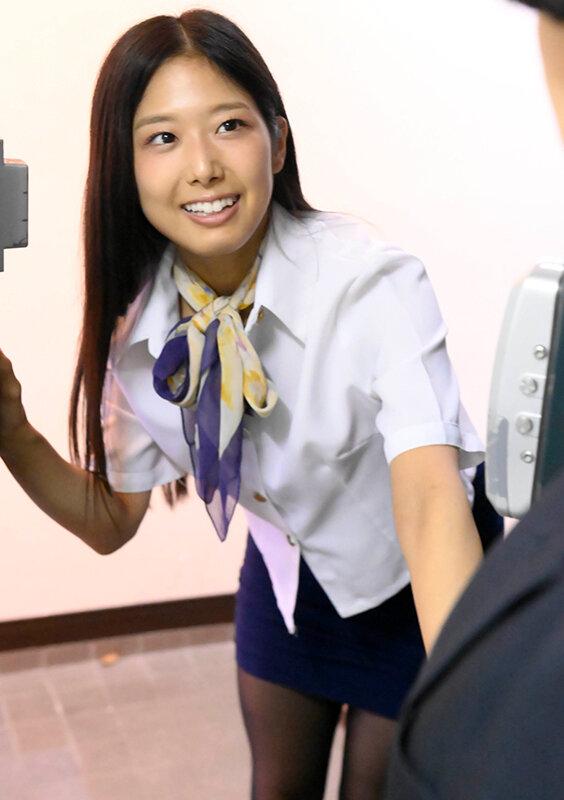 自宅でエステ始めたプリ尻若奥様。近所の知合いの息子が来てマッサージしてたら勃起が全然収まらず、お互いのムッツリスケベを隠しきれず挿入までヤッちゃった！ 前乃菜々 サンプル画像 1
