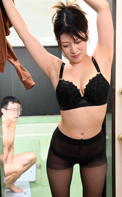 大人に成長した従姉妹に誘われひさしぶりに一緒にお風呂入ったらお互いエッチな気持ちが抑えられず、風呂場で挿入しちゃって、色んな場所でSEXしちゃった 有賀みなほ サンプル画像 2