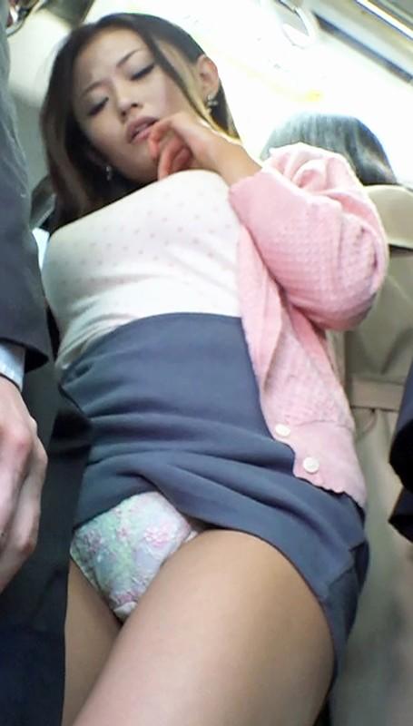 満員バスで買い物帰りの巨乳人妻に密着して勃起チ○ポでミニスカめくり上げHな気分にさせ、その場で挿入しちゃった / ゆいかさん 高嶋ゆいか サンプル画像 16
