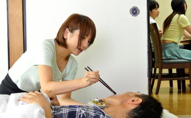 寝たきり義父のチ○ポだけが絶倫で、性欲に火がついてしまった嫁/高梨あゆみ サンプル画像 1