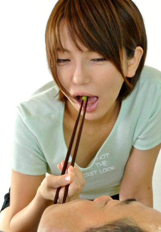 寝たきり義父のチ○ポだけが絶倫で、性欲に火がついてしまった嫁/高梨あゆみ サンプル画像 2