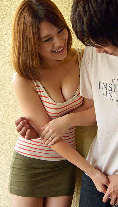 隣の奥さんがパンチラや胸チラで誘ってくるものでご主人が帰ってくるまでに性交済ませちゃいました 本田莉子 サンプル画像 2