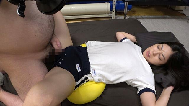 卯水咲流 ムチムチ美尻 神ブルマ 美少女やぽっちゃり娘らにピチピチブルマ＆体操着を着せ、ハミパン、ムレムレワレメを毛穴まで見えるほどの超ドアップ接写！さらに尻コキ、着衣お漏らし放尿やブルマぶっかけ等ブルマ好きに送る完全着衣フェチAV サンプル画像 18