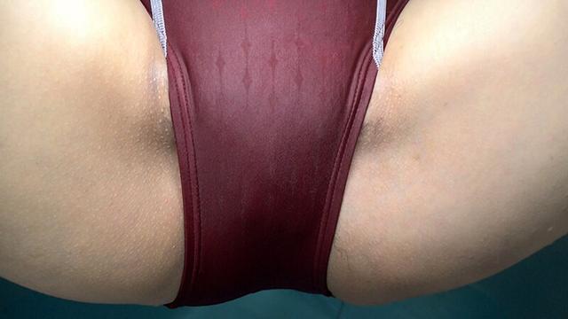 平井栞奈 濡れてテカってピッタリ密着 神競泳水着 可愛い女子の競泳水着姿をじっとりと堪能！着替え撮影から始まり貧乳から巨乳にパイパン、ハミ毛、ジョリワキ等のフェチ接写やローションソーププレイや競泳水着ぶっかけ等を完全着衣で楽しむAV サンプル画像 3