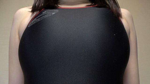 河北笑茉 濡れてテカってピッタリ密着 神競泳水着 可愛い女子の競泳水着姿をじっとりと堪能！着替え盗撮から始まり貧乳から巨乳にパイパン、ハミ毛、ジョリワキ等のフェチ接写やローションソーププレイや競泳水着ぶっかけ等を完全着衣で楽しむAV サンプル画像 1