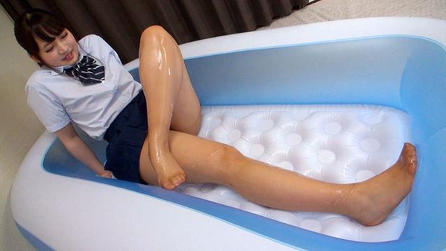 七森あい 神パンスト 制服ロリ美少女の美脚を包んだ生ナマしいパンストを完全着衣でムレた足裏からつま先を味わい尽くす！時には顔騎や足コキ、時には中出し、時にはお尻にコスってぶっかけとやりたい放題！発情させられた女の変態調教絶頂プレイを楽しむフェチAV サンプル画像 8