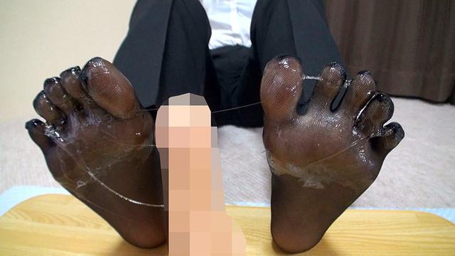 桃香りり 神メガネOL 眼鏡OLスーツの美脚を包んだ生ナマしいパンストを完全着衣でムレた足裏からつま先を味わい尽くす！時には顔騎や足コキ、時にはお尻にコスってぶっかけとやりたい放題！発情させられた女の変態調教絶頂プレイを楽しむフェチAV サンプル画像 11