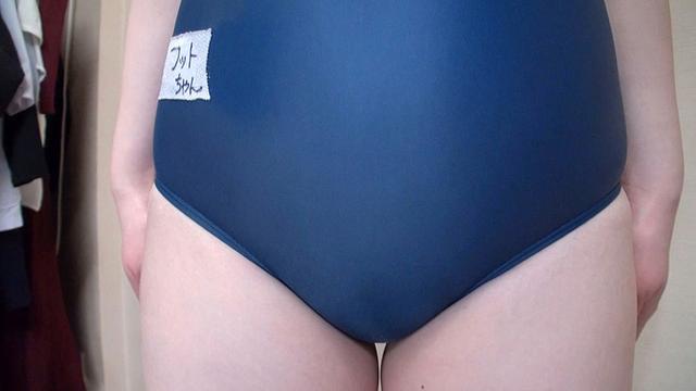 春菜あいり 濡れてテカってピッタリ密着 神スク水 可愛い女子のスクール水着姿をじっとりと堪能！着替え盗撮から始まり貧乳から巨乳にパイパン、ハミ毛、ジョリワキ等のフェチ接写やローションソーププレイやスク水ぶっかけ等を完全着衣で楽しむAV サンプル画像 2