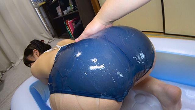 白浜美羽 濡れてテカってピッタリ密着 神スク水 可愛い女子のスクール水着姿をじっとりと堪能！着替え盗撮から始まり貧乳から巨乳にパイパン、ハミ毛、ジョリワキ等のフェチ接写やローションソーププレイやスク水ぶっかけ等を完全着衣で楽しむAV サンプル画像 11