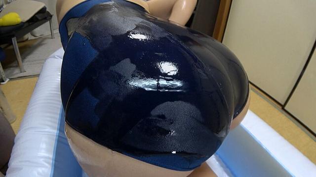 美咲音 濡れてテカってピッタリ密着 神スク水 可愛い女子のスクール水着姿をじっとりと堪能！着替え盗撮から始まり貧乳から巨乳にパイパン、ハミ毛、ジョリワキ等のフェチ接写やローションソーププレイやスク水ぶっかけ等を完全着衣で楽しむAV サンプル画像 11