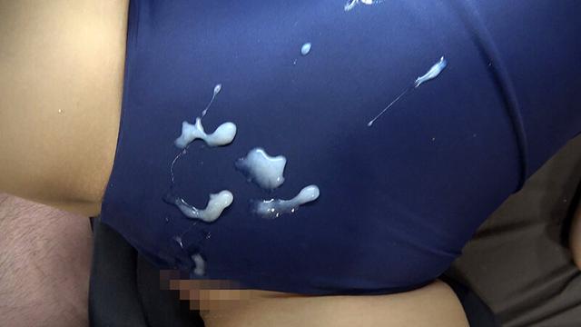 天乃のあ 濡れてテカってピッタリ密着 神スク水 可愛い女子のスクール水着姿をじっとりと堪能！着替え盗撮から始まり貧乳から巨乳にパイパン、ハミ毛、ジョリワキ等のフェチ接写やローションソーププレイやスク水ぶっかけ等を完全着衣で楽しむAV サンプル画像 20