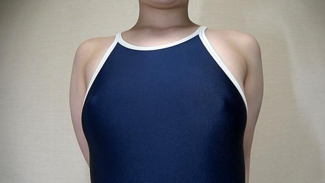 南日菜乃 濡れてテカってピッタリ密着 神スク水 可愛い女子のスクール水着姿をじっとりと堪能！着替え盗撮から始まり貧乳から巨乳にパイパン、ハミ毛、ジョリワキ等のフェチ接写やローションソーププレイやスク水ぶっかけ等を完全着衣で楽しむAV サンプル画像 1