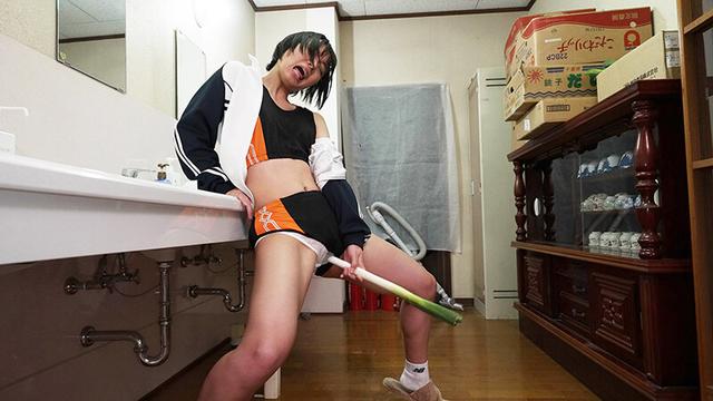 まさかこんなけなげなひよこ女子が…媚薬を盛られ理性完全崩壊！！ところかまわず異物オナニー！イキ漏らしアクメ！！ 4 ＜部活中のスポーツ女子編＞ サンプル画像 9