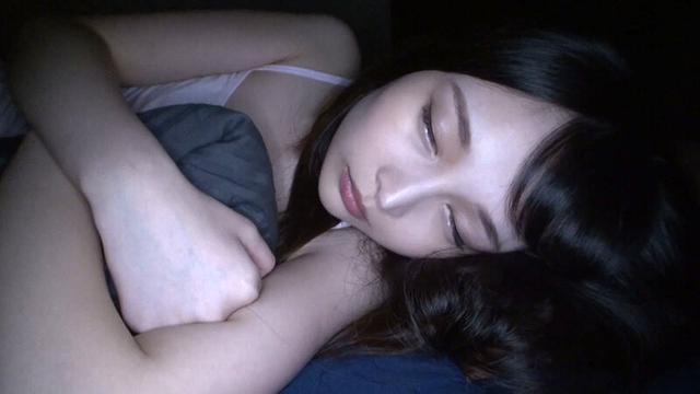跡美しゅり 暗闇でイタズラ中出し サンプル画像 1
