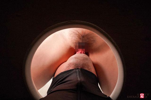 業務中のOL達が突如現れる‘顔面’に遠慮なくマ●コを押し付けられる職場 （株）OFFICE クンニながら サンプル画像 17